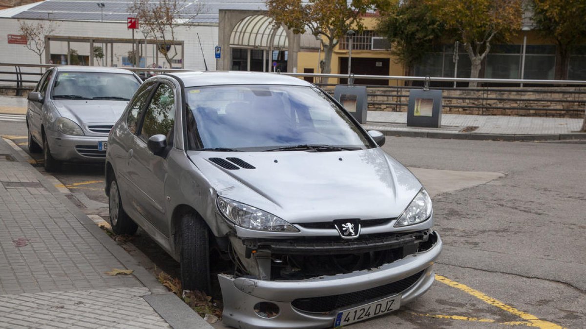 Imatge del cotxe després de xocar contra la motocicleta, ahir.
