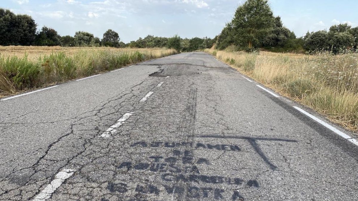 Pintada a la calçada que uneix el poble de Torà, a la Segarra; i Ardèvol, al Solsonès.