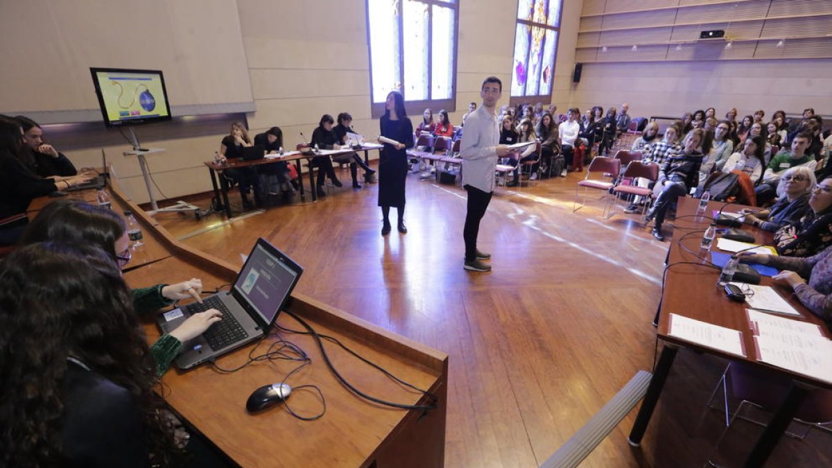 Una de las parejas concursantes comprueba sus resultados.