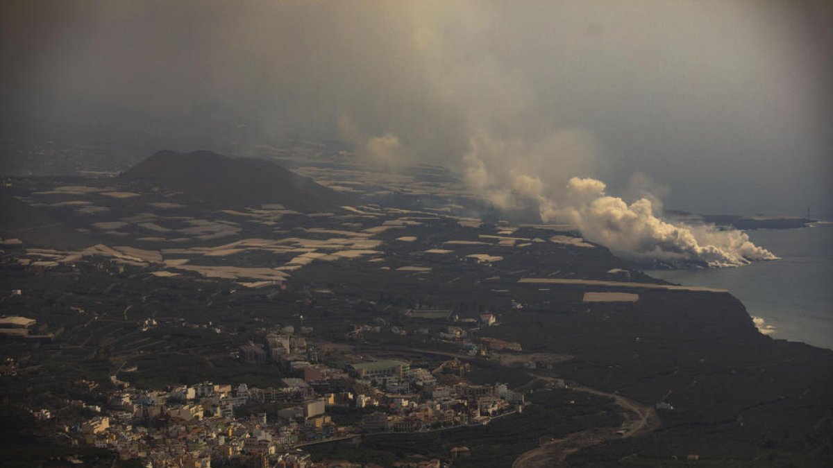 El núvol tòxic generat per la lava al tocar l’aigua de l’oceà, ahir.