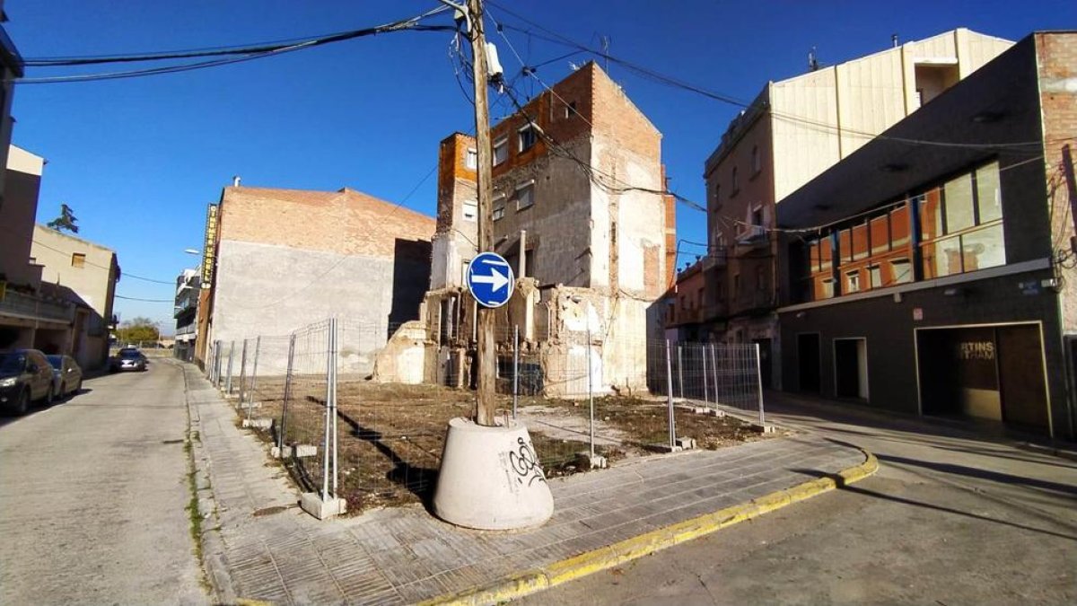 El solar on s’habilitarà el nou aparcament.