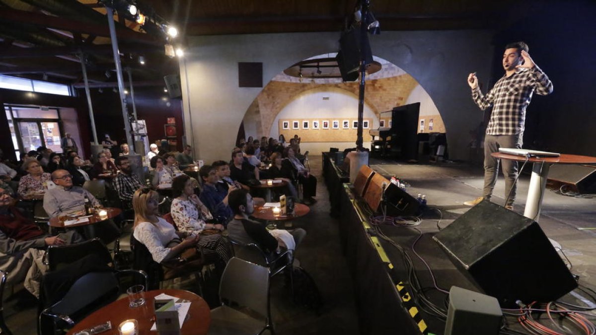 El biólogo Aitor Mòdol inauguró ayer en el Cafè del Teatre la primera jornada del Pint of Science.