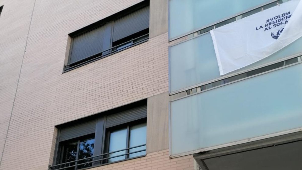 Una de las pintadas de Jovent Republicà a favor del albergue.