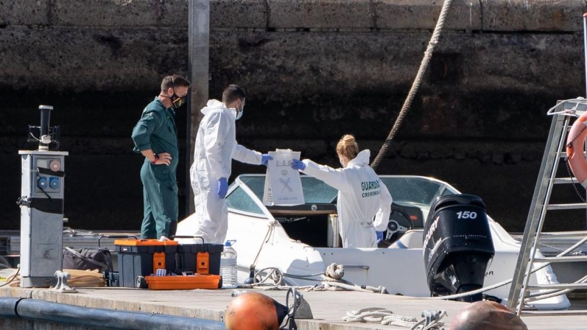 La Policía Científica analiza una embarcación en la base de la Guardia Civil de la dársena pesquera de Santa Cruz de Tenerife