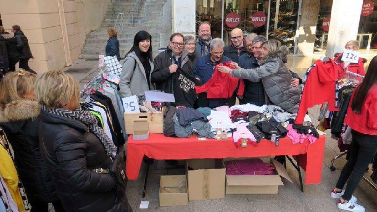 Un instante de la inauguración del Mercat de les Rebaixes.