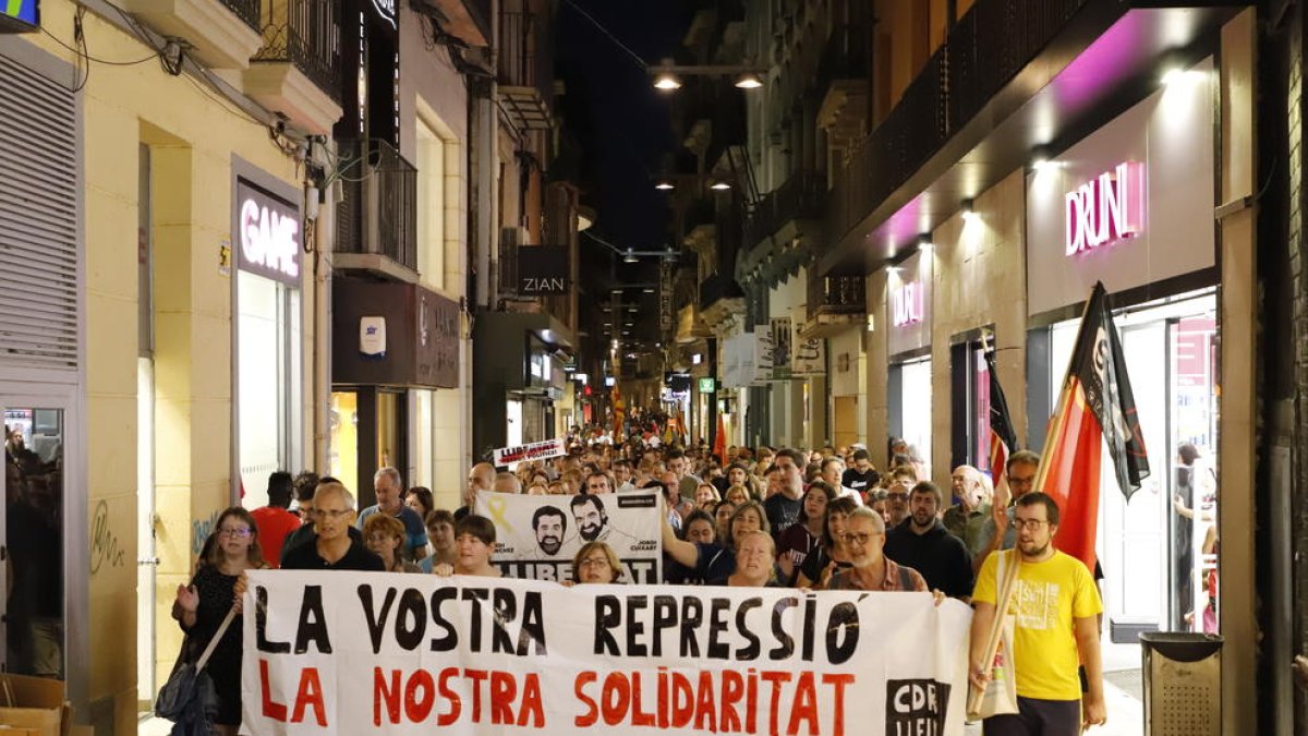 Manifestació de protesta a Lleida per l’empresonament dels set independentistes, ahir a la nit.