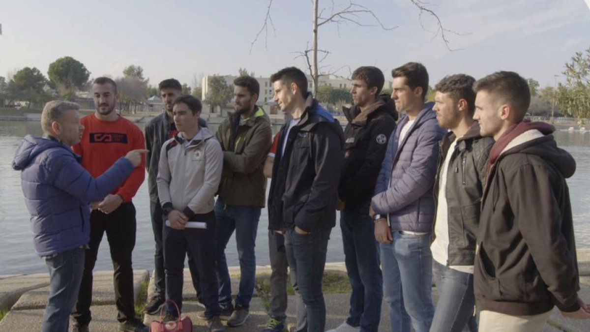 Els integrants de l’equip de rem expliquen a Chicote les seues queixes del centre de La Cartuja, a Sevilla.