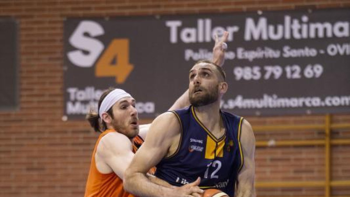 Stutz nunca pudo parar a Oliver Arteaga, el mejor del partido.