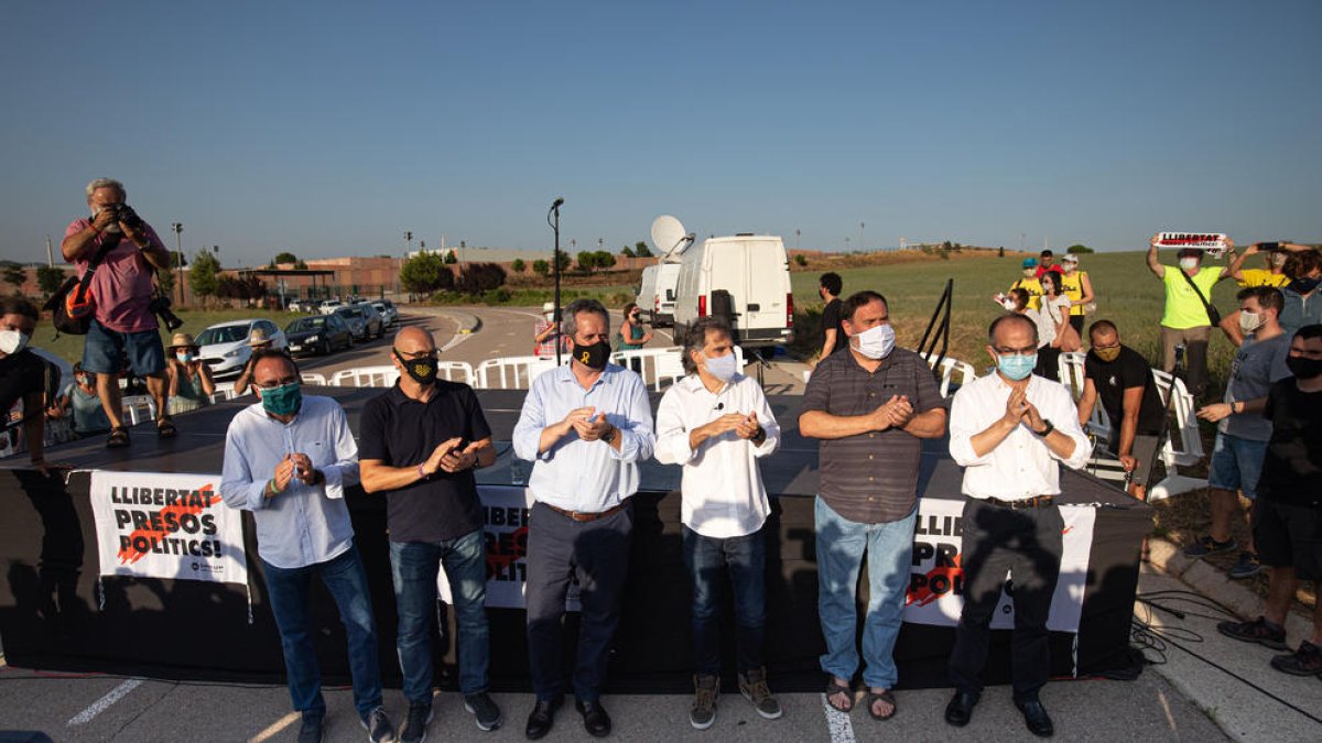 Romeva, Forn, Cuixart i Junqueras, acompanyats de Rull i Turull, abans d’ingressar ahir a Lledoners.