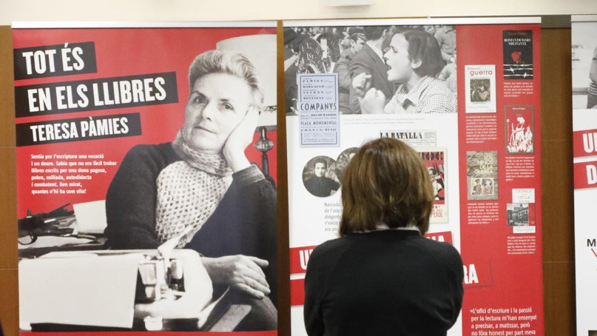 Dos dels plafons exposats al vestíbul de CCOO Lleida, que es podran veure fins dimecres.
