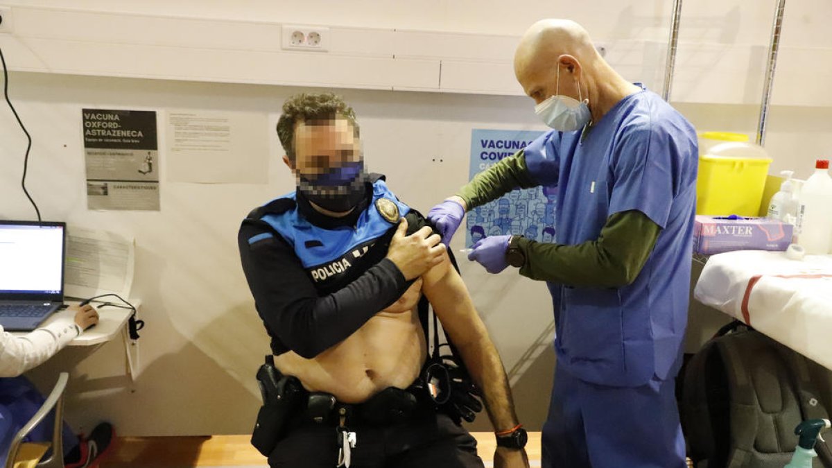 Un policía de la Guardia Urbana de Lleida recibe la vacuna de AstraZeneca.