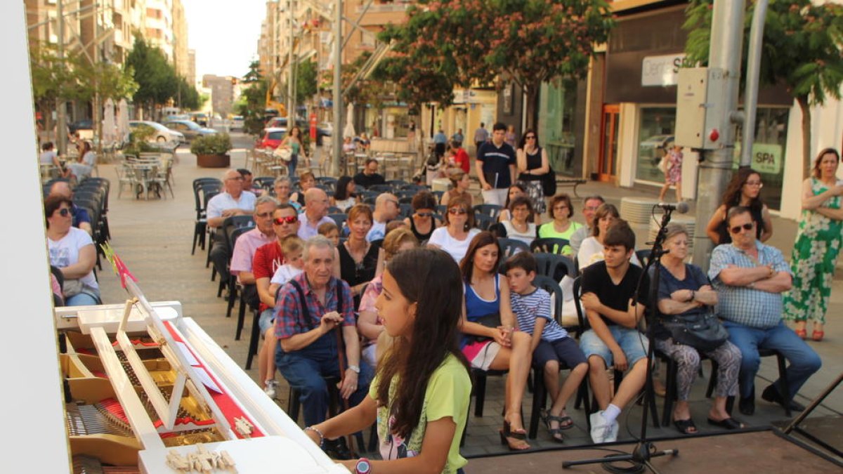 Una jove intèrpret, ahir a la tarda tocant el piano a la plaça Ricard Viñes de Lleida.