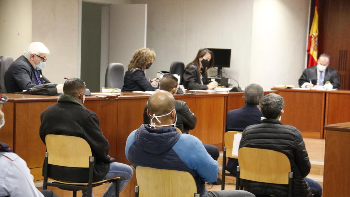 Quatre dels sis acusats de traficar amb drogues, al judici celebrat a l'Audiència de Lleida aquest dimecres.