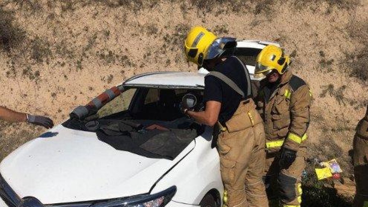 Los Bomberos rescataron al conductor, que resultó herido leve.