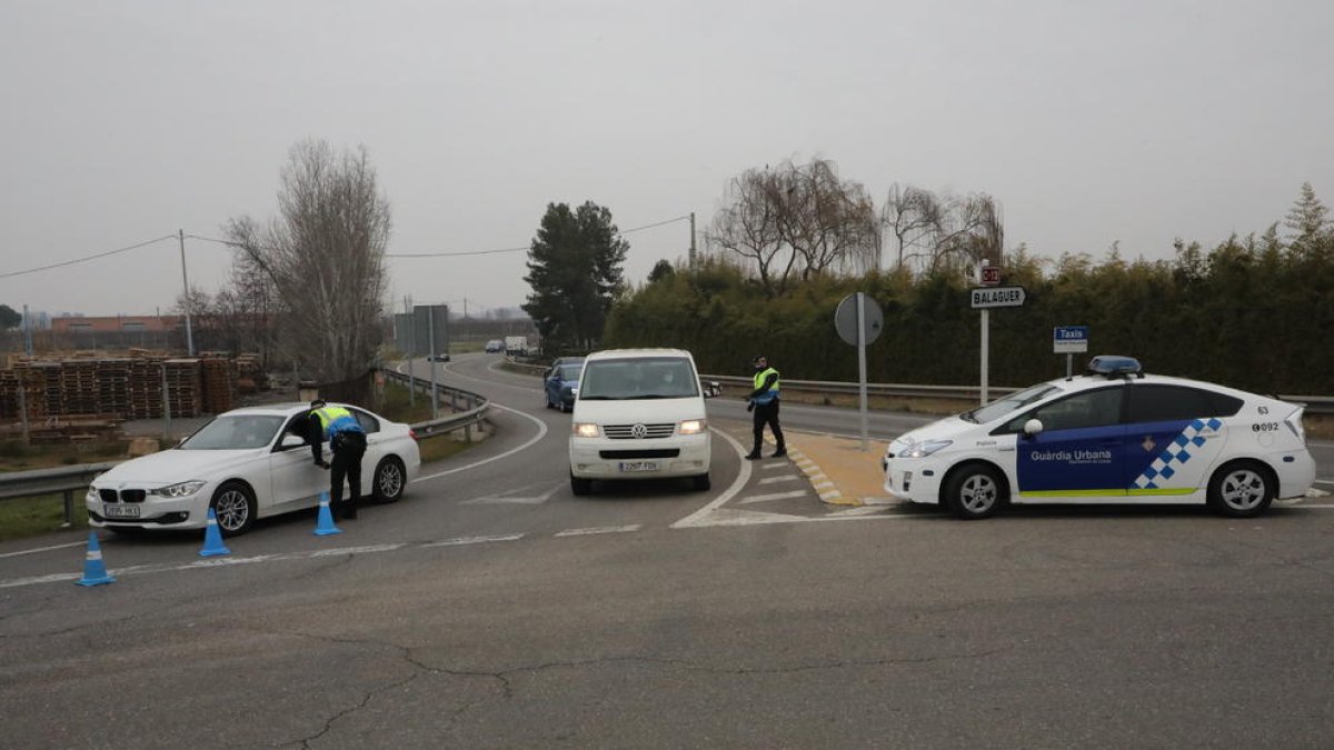 Control de los Mossos ayer por la tarde en la N-230 a la salida de Lleida hacia Torrefarrera.