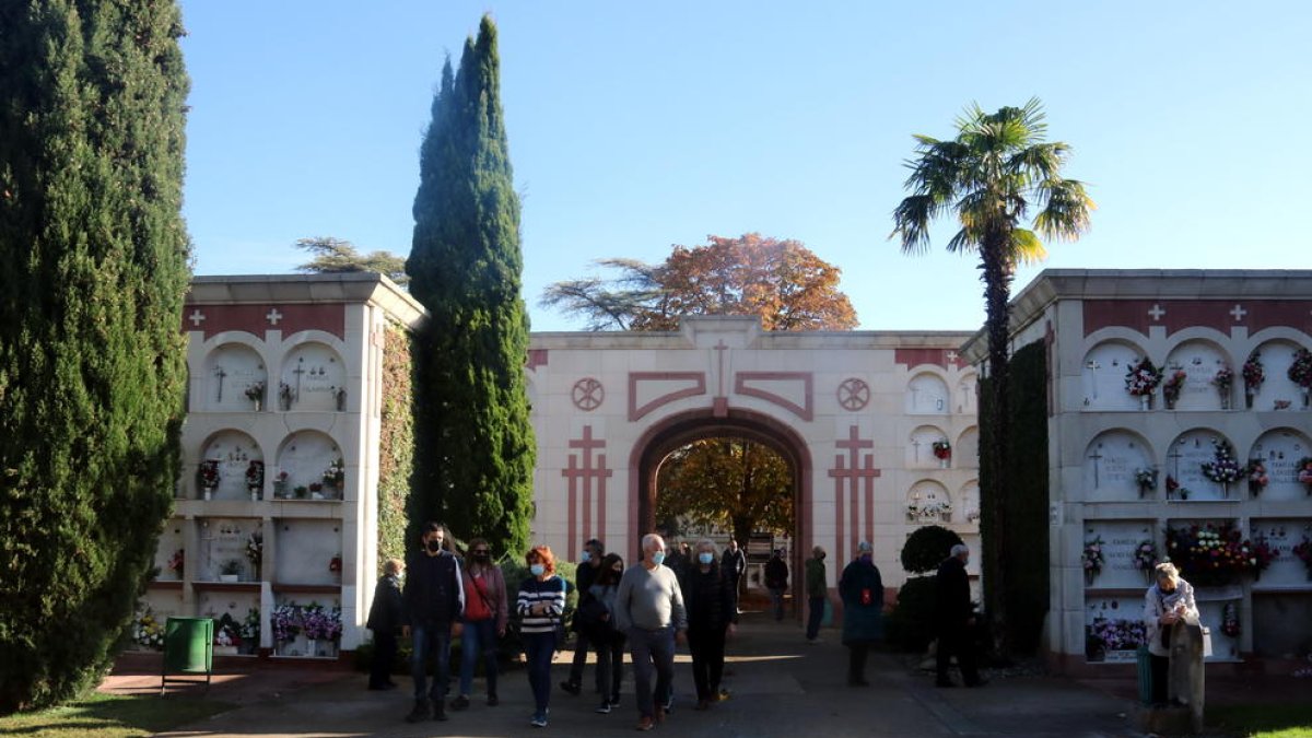 Milers de persones visiten el cementiri de Lleida per recordar els seus difunts