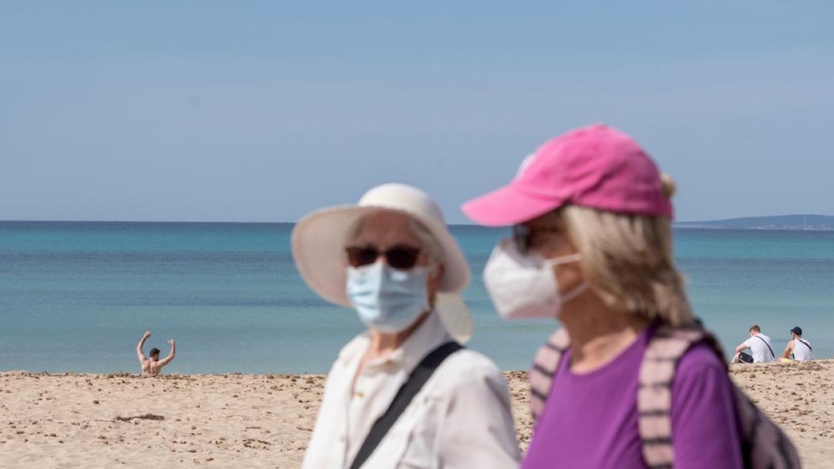 Baleares interpreta que la mascarilla no es obligada en la playa para los convivientes