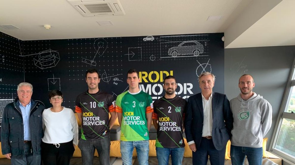 Josep Esteve, Vanesa Ortega y jugadores y entrenador del primer equipo ayer durante el acto.