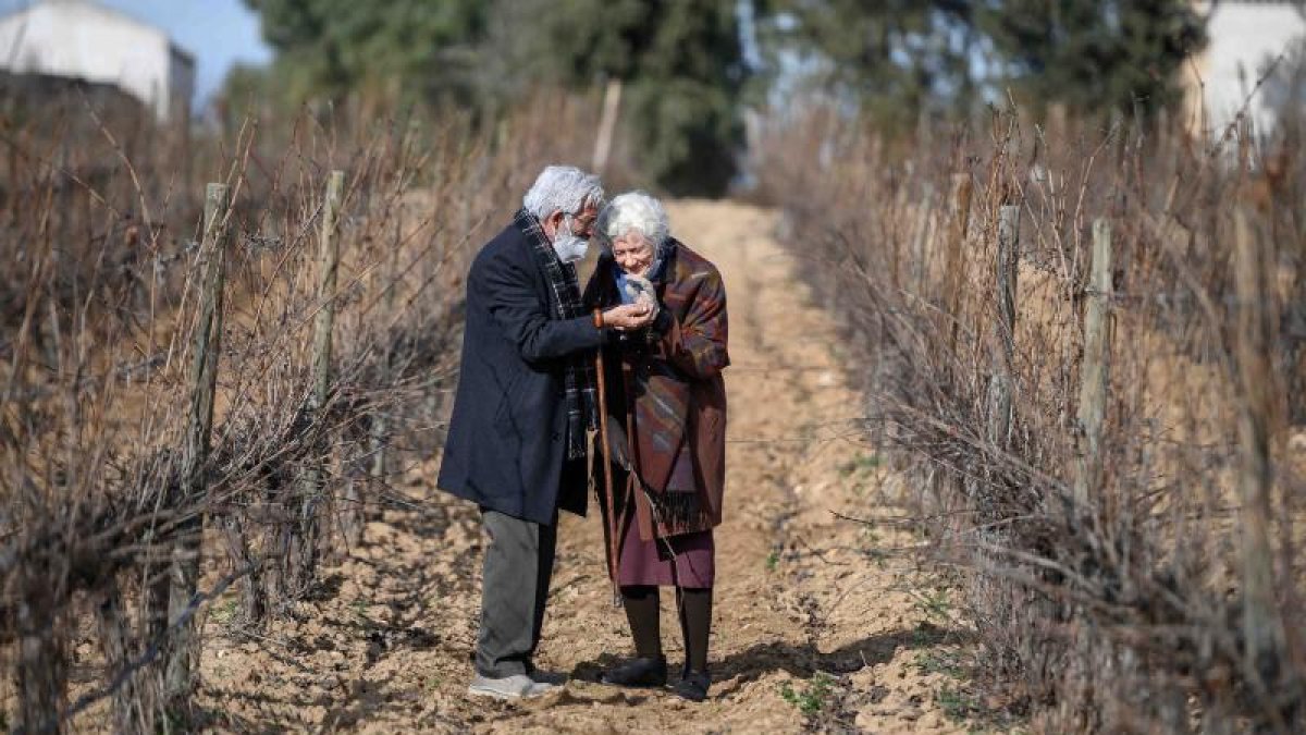Antonio i Mercedes, molt grans, utilitzaran la mascareta.