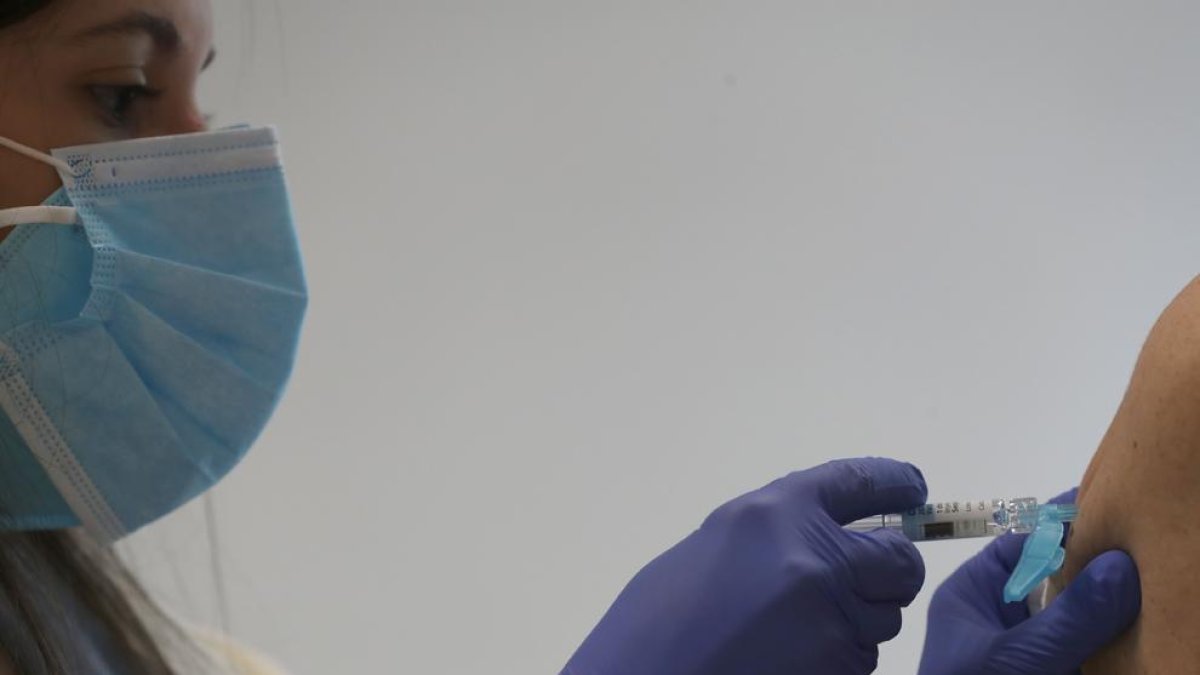 Autoritzen els assajos de la primera vacuna espanyola contra la covid