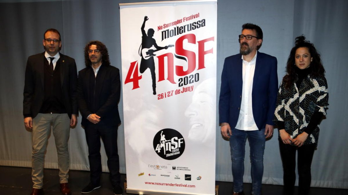 Josep Maria Pons y Antoni Tolmos, del No Surrender Festival, con el alcalde de Mollerussa, Marc Solsona, y la concejala de Cultura, con el cartel de la 4.ª edición.