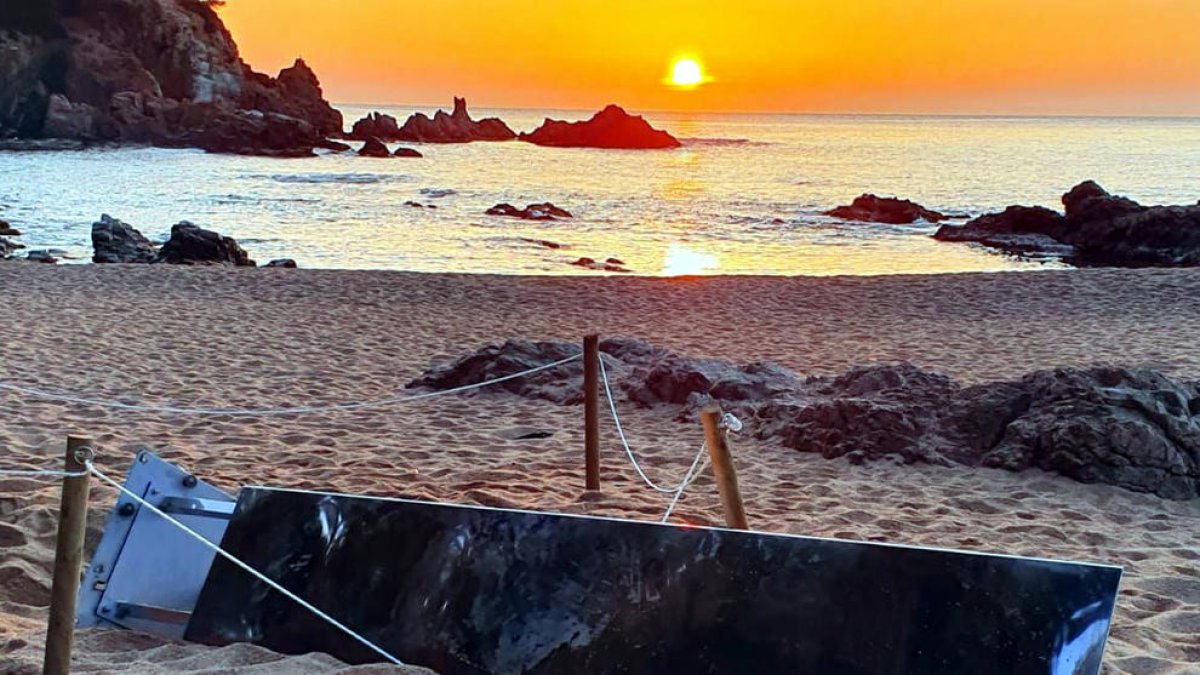 Tiren a terra el misteriós monòlit que va aparèixer en una platja de Castell-Platja d'Aro