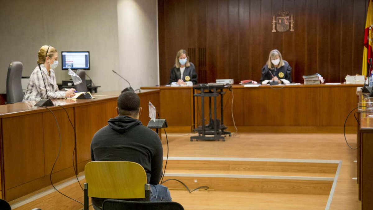 Movilización ayer en la plaza Sant Joan en apoyo a la menor agredida sexualmente en Rosselló.
