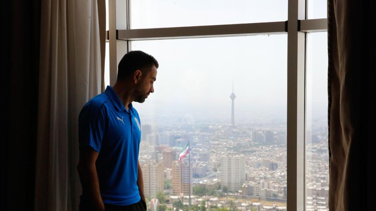 Xavi Hernández en un hotel de Teheran, on ha jugat els últims partits.