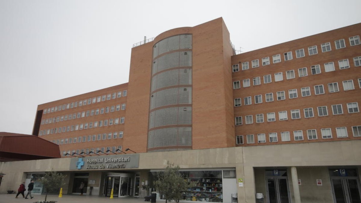 La façana principal de l'hospital Arnau de Vilanova.
