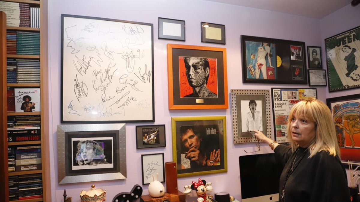 Algunes de les prop de 50 fotos firmades pels membres de la banda britànica lluen entre les parets de l’habitatge de Rosa Sancho.