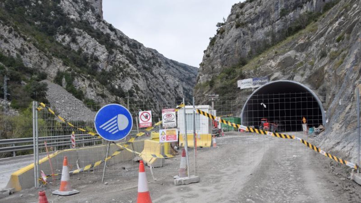 Les obres del túnel de Tres Ponts, a la C-14, fins ara parades.