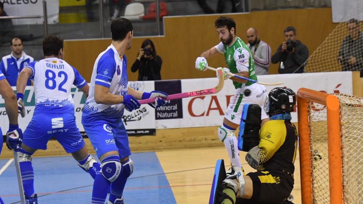 Una acció del partit que el Llista va disputar ahir a la pista del Liceo.