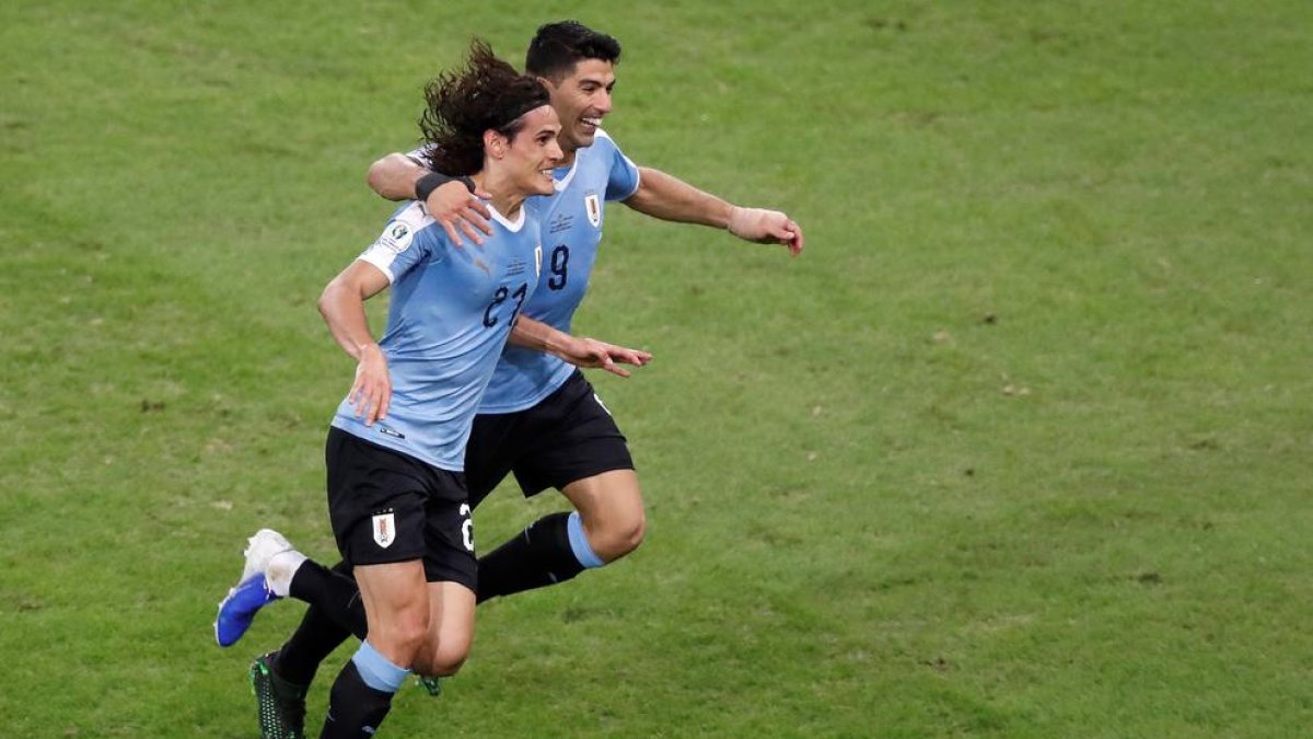Luis Suárez i Edinson Cavani celebren el gol amb què Uruguai aconseguia el liderat de grup.