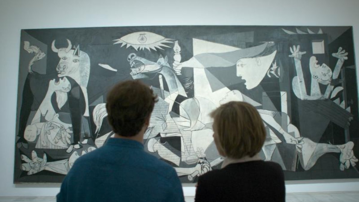 Dos visitants del Museu Nacional Centre d’Art Reina Sofía, davant del ‘Guernica’ de Picasso.