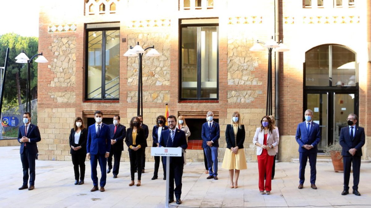 Los miembros del Govern, encabezados por el presidente, Pere Aragonès, en la declaración institucional con motivo del 1-O cuatro años después, en el exterior de la sede de los Servicios Matrices del CatSalut.