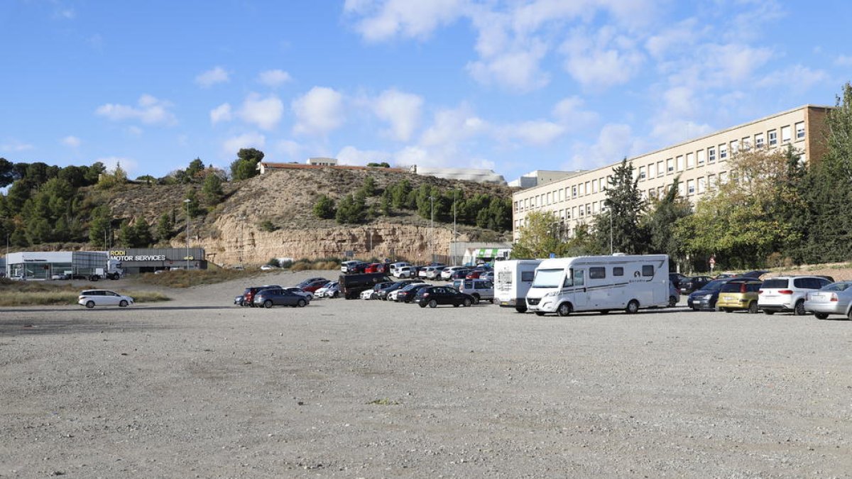 La zona al costat del Camp Escolar on està previst el complex Gran Gardeny s’utilitza com a pàrquing.