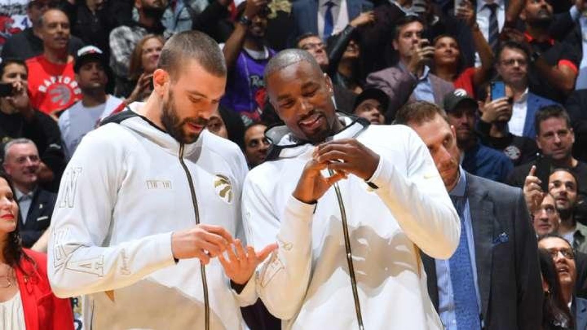 Marc Gasol i Serge Ibaka miren l’anell de campions que els van entregar abans del partit.