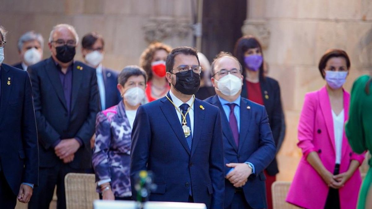 El president Aragonès y, de fondo, el ministro Iceta y la delegada Teresa Cunillera, ayer, en Barcelona.