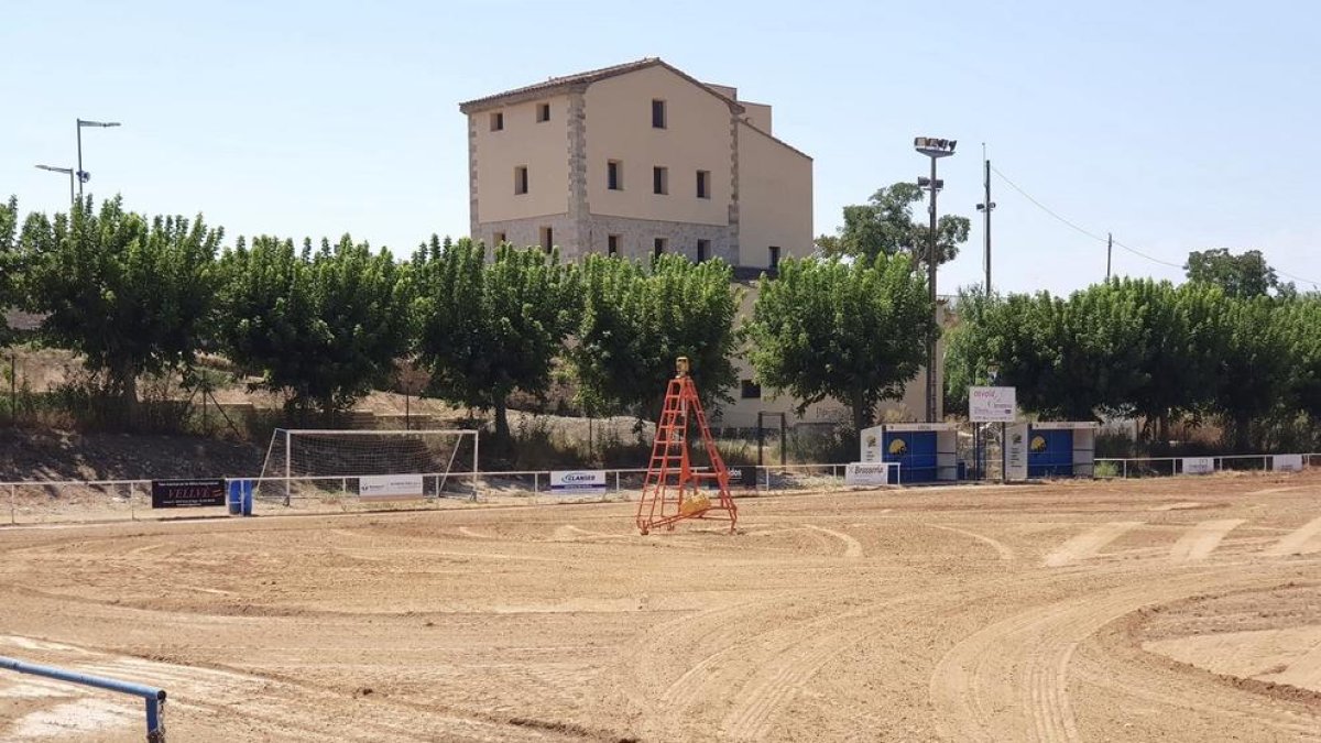 Torres de Segre té encara un dels escassos camps de terra.
