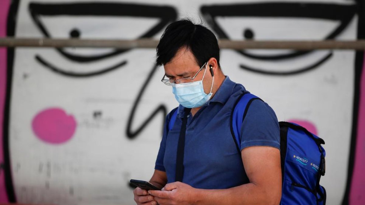 Un hombre utiliza su teléfono móvil.