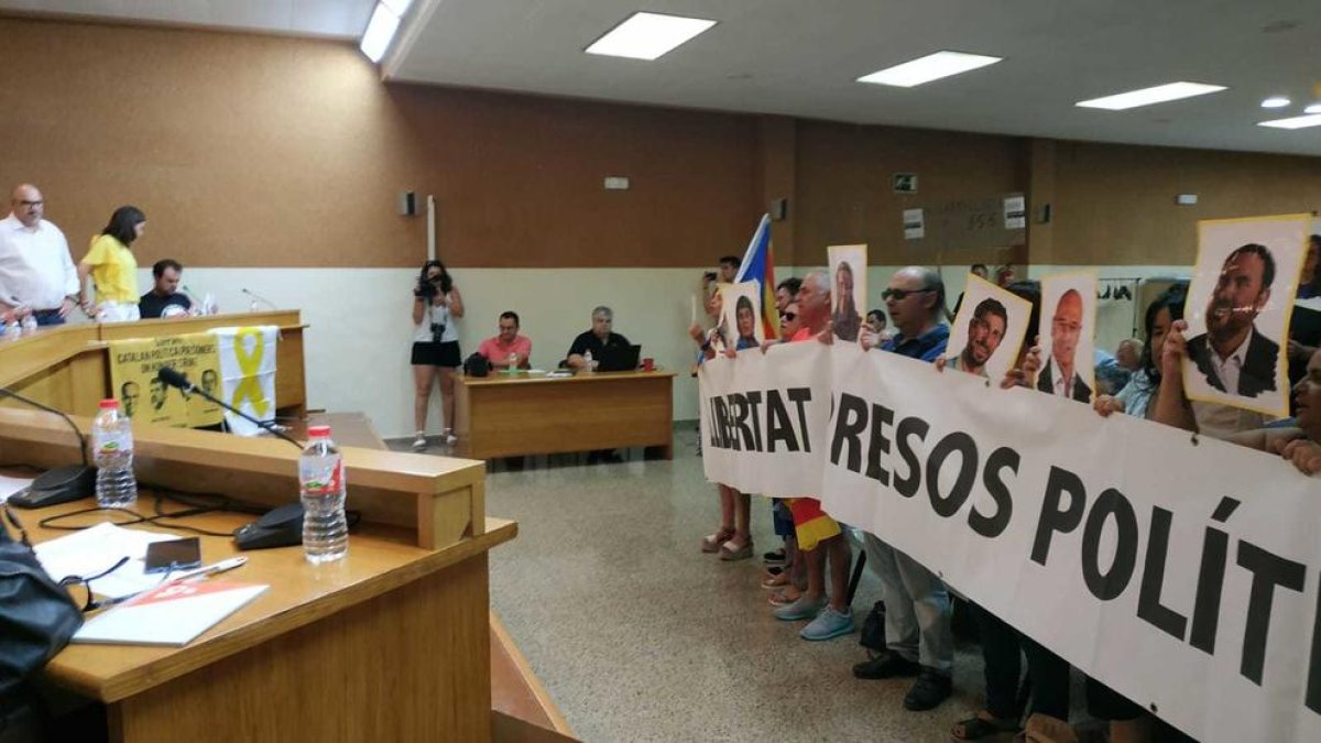 Unos manifestantes interrumpen el pleno de Alpicat