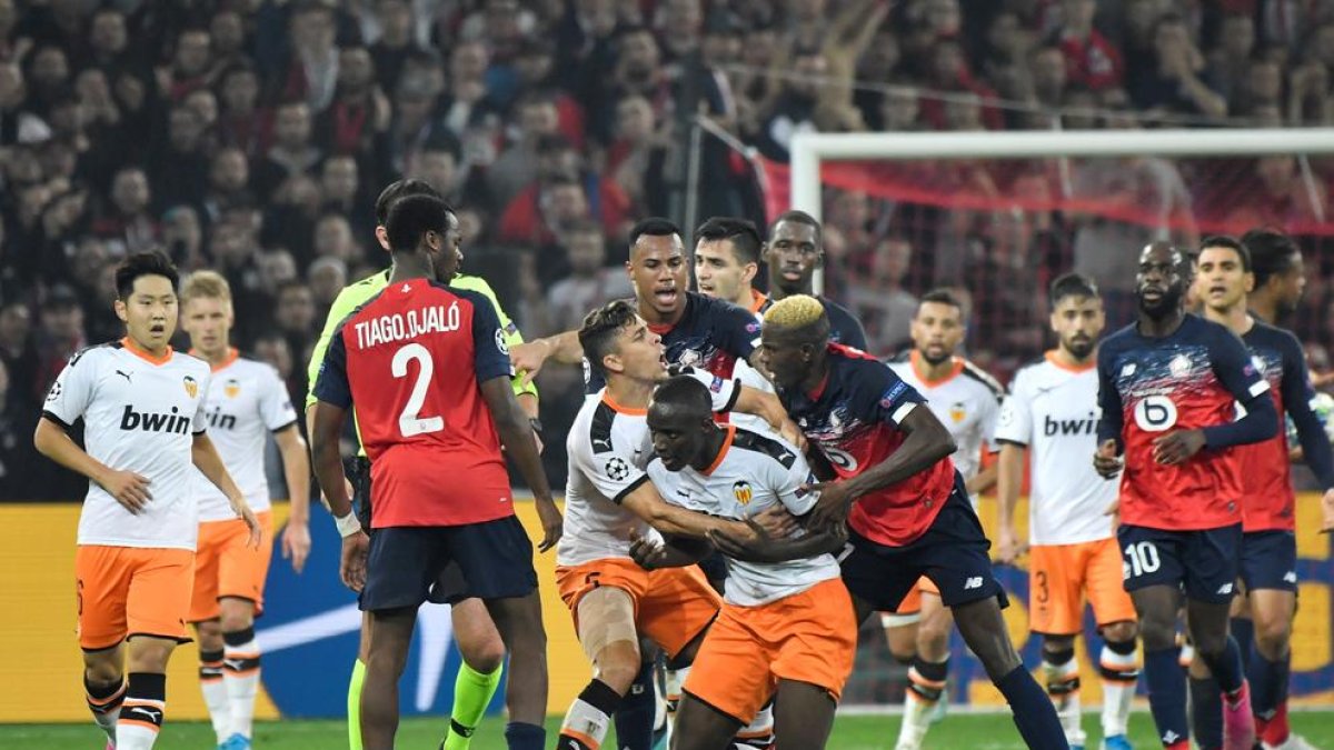 Els jugadors dels dos equips s’emboliquen en una baralla.