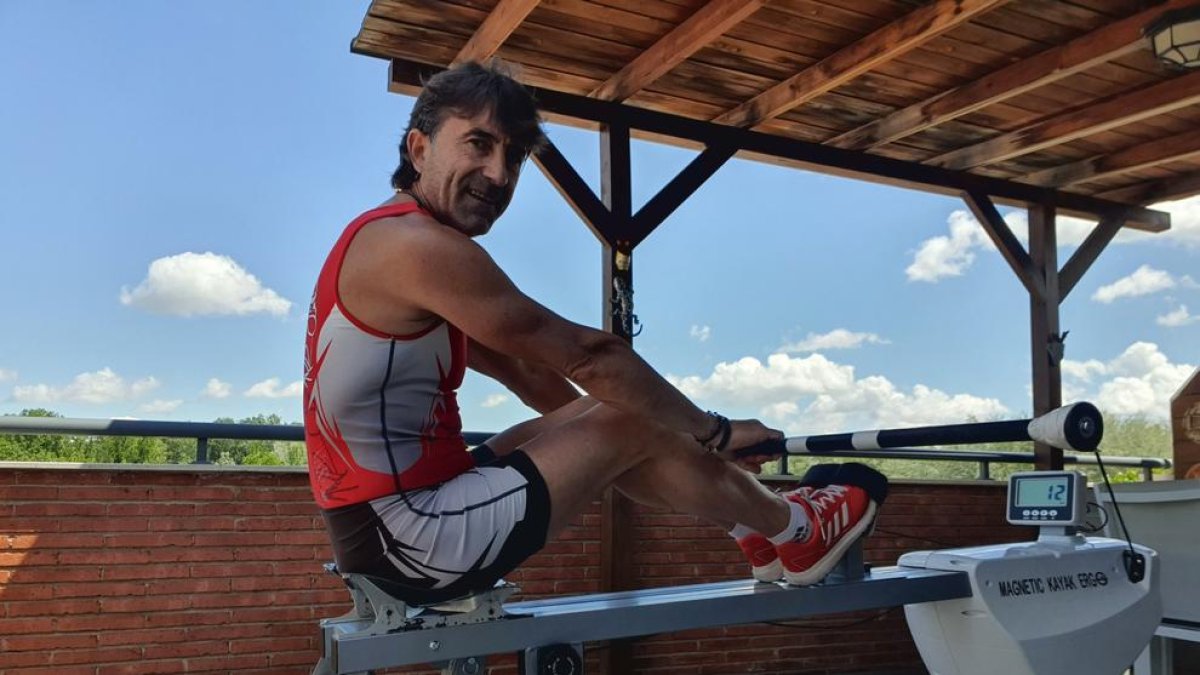 Xavi Miralles, piragüista de la selección española de descenso, con un invento propio en su piscina. Rafa Herrera ha optado por adquirir un Kayak Ergómetro.