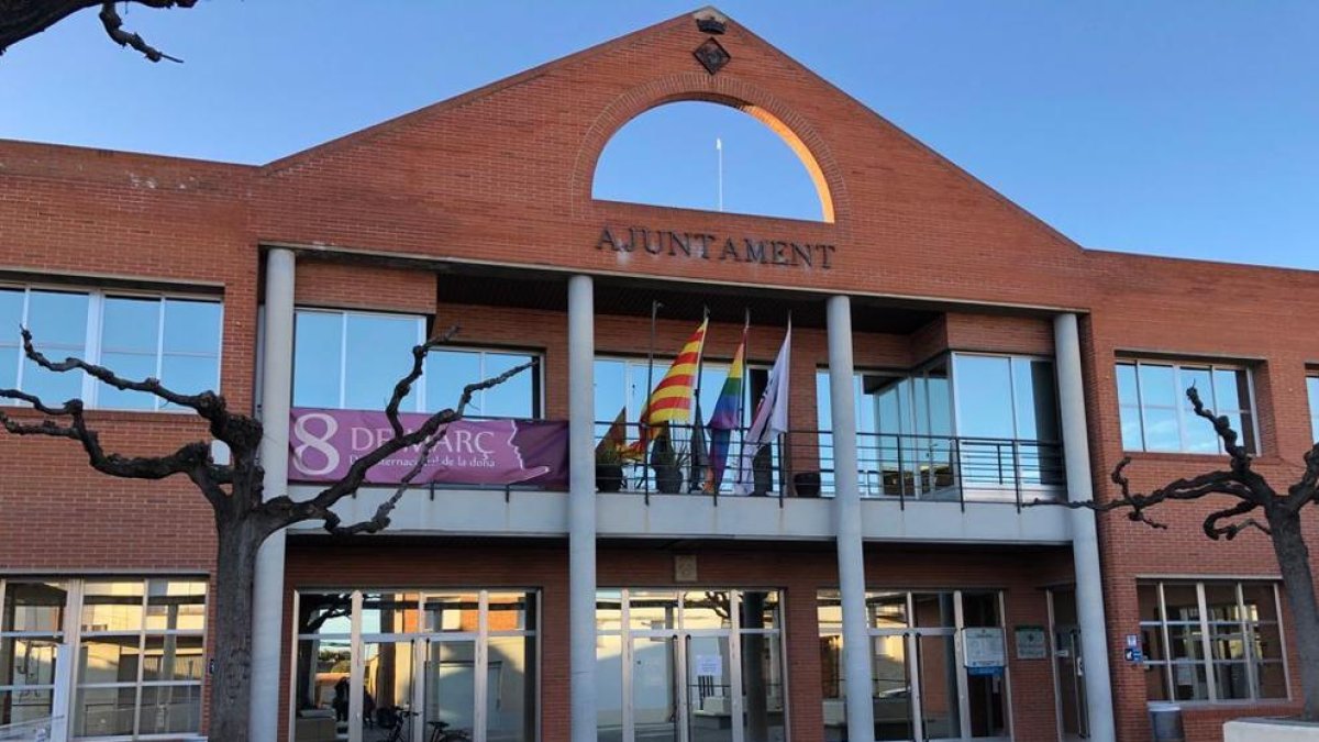 L'ajuntament de Corbins retira la pancarta i el llaç groc de suport als presos independentistes