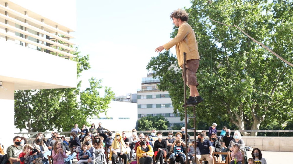 La compañía leridana Xip Xap presentó en el Teatre Julieta Agustí su particular cuento de ‘Hamelí’.