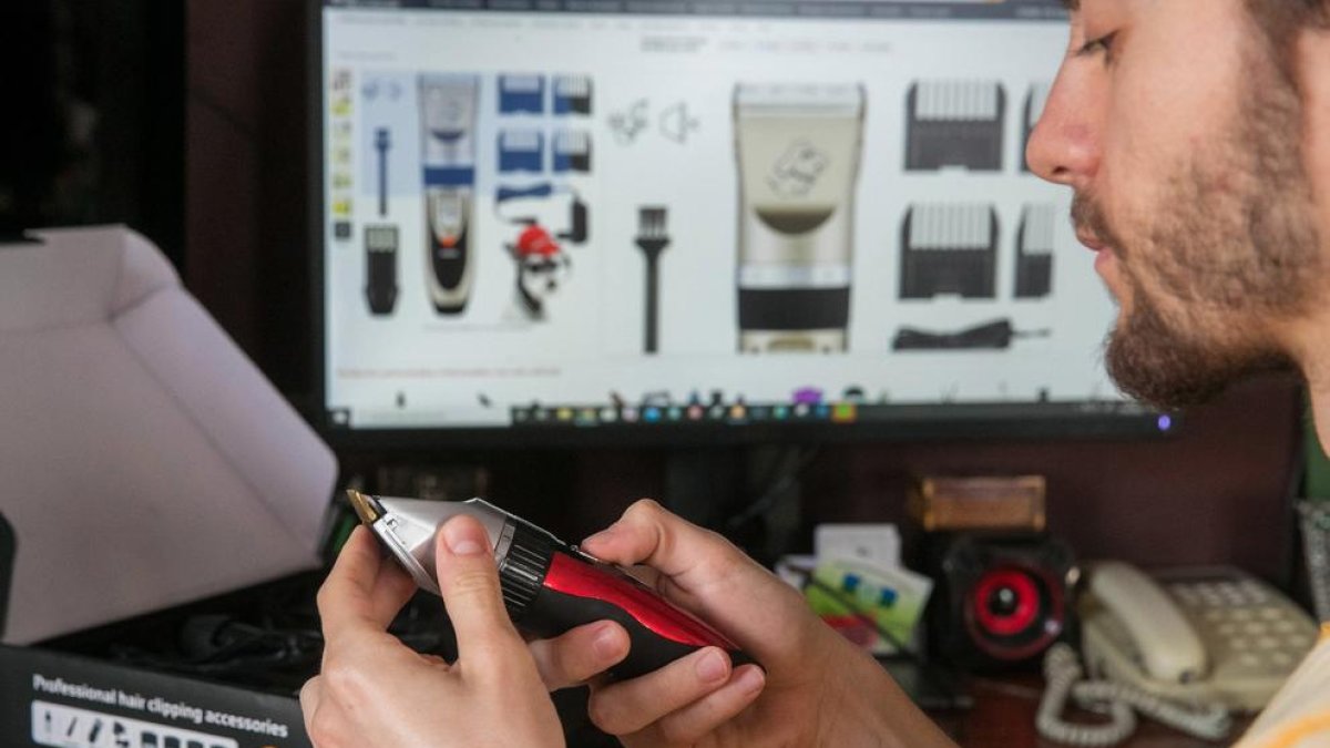 Imagen de archivo de un usuario comprando on line.