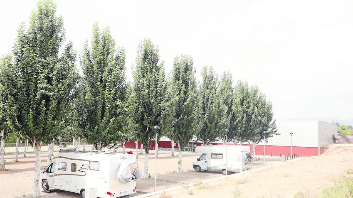 Aunque el parking todavía no está inaugurado, ayer podían verse dos autocaravanas estacionadas.