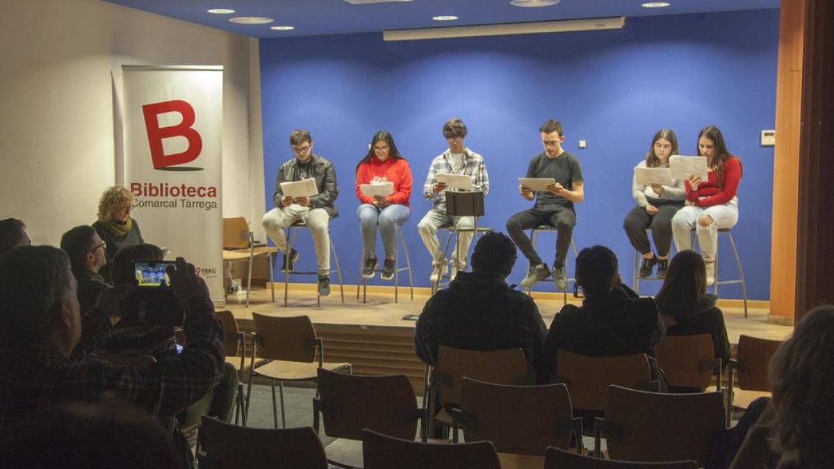 Primera sessió de les lectures de textos de Pedrolo, dijous a la Biblioteca Comarcal de Tàrrega.