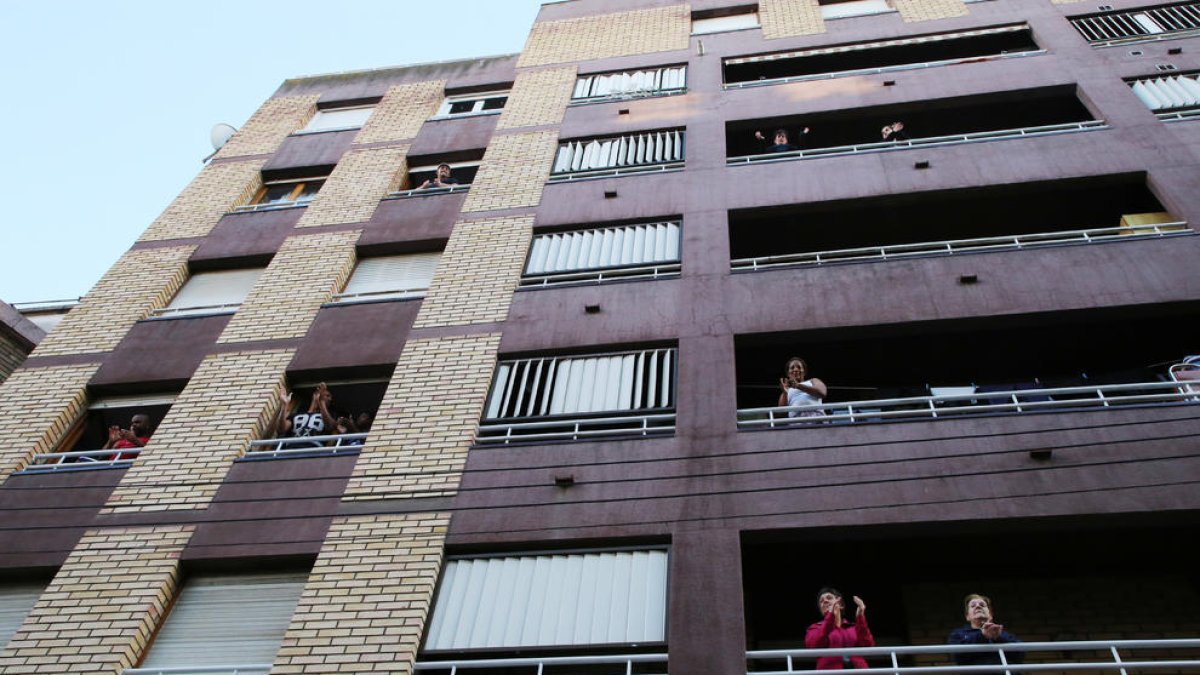 Un mes y medio de aplausos al personal sanitario
