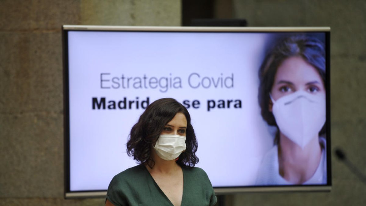 Ayuso va presentar ahir la polèmica ‘cartilla Covid’.